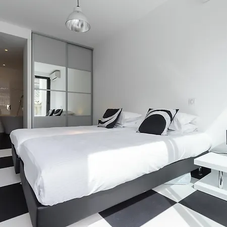 Modern 3 Bed In Very Close To The Center And An Easy Pleasant Walk To The Palais 1745 Apartman
