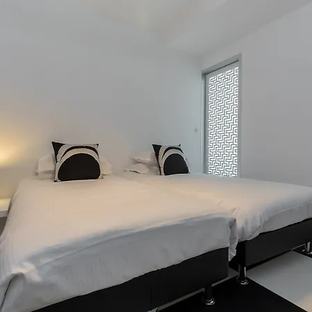 Apartman Modern 3 Bed In Very Close To The Center And An Easy Pleasant Walk To The Palais 1745