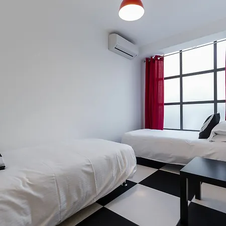Modern 3 Bed In Very Close To The Center And An Easy Pleasant Walk To The Palais 1745 Apartman