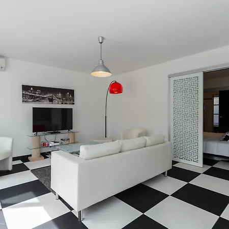 Modern 3 Bed In Very Close To The Center And An Easy Pleasant Walk To The Palais 1745 Apartamento *